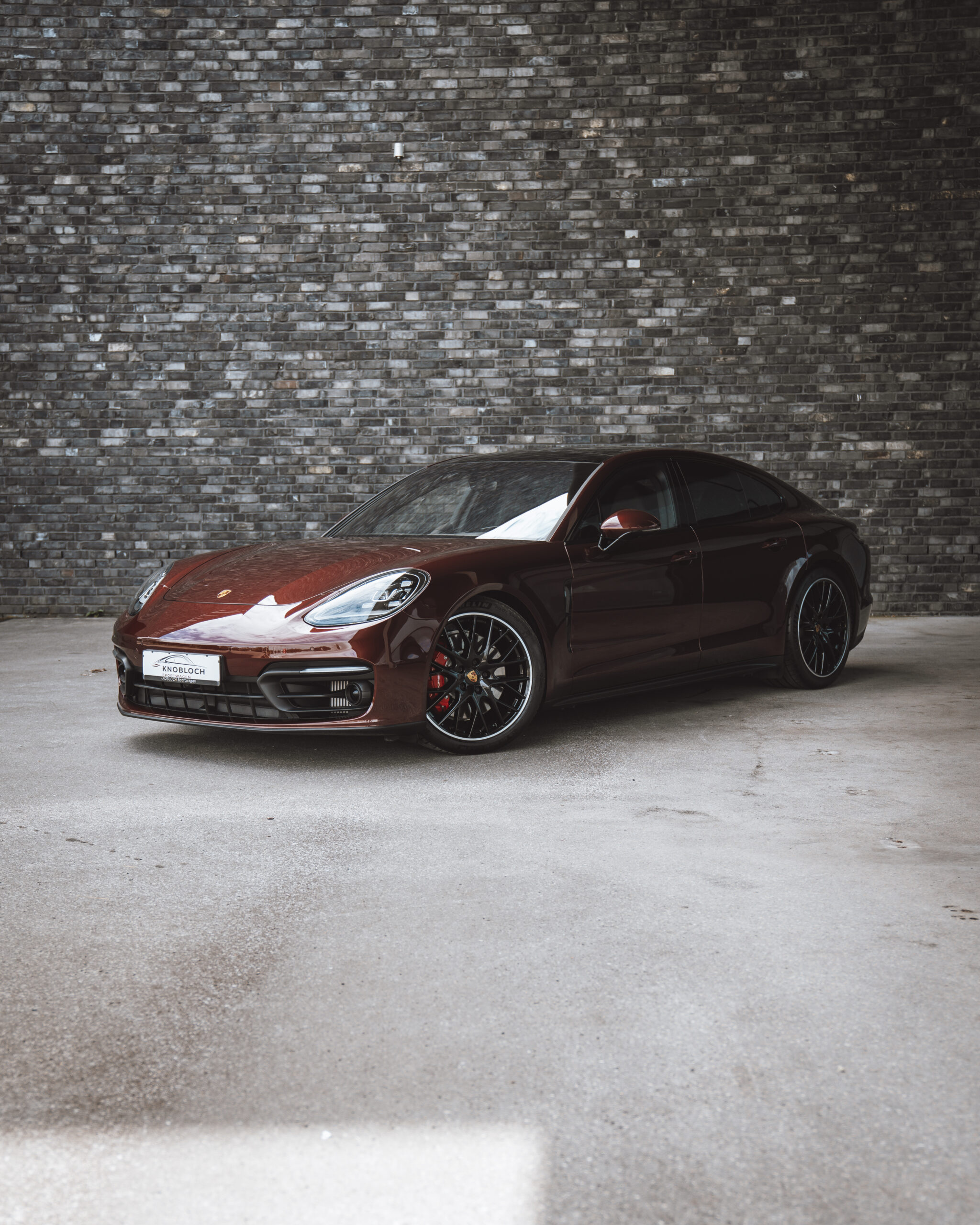 Frontansicht eines Porsche Panamera S in dunkelrot