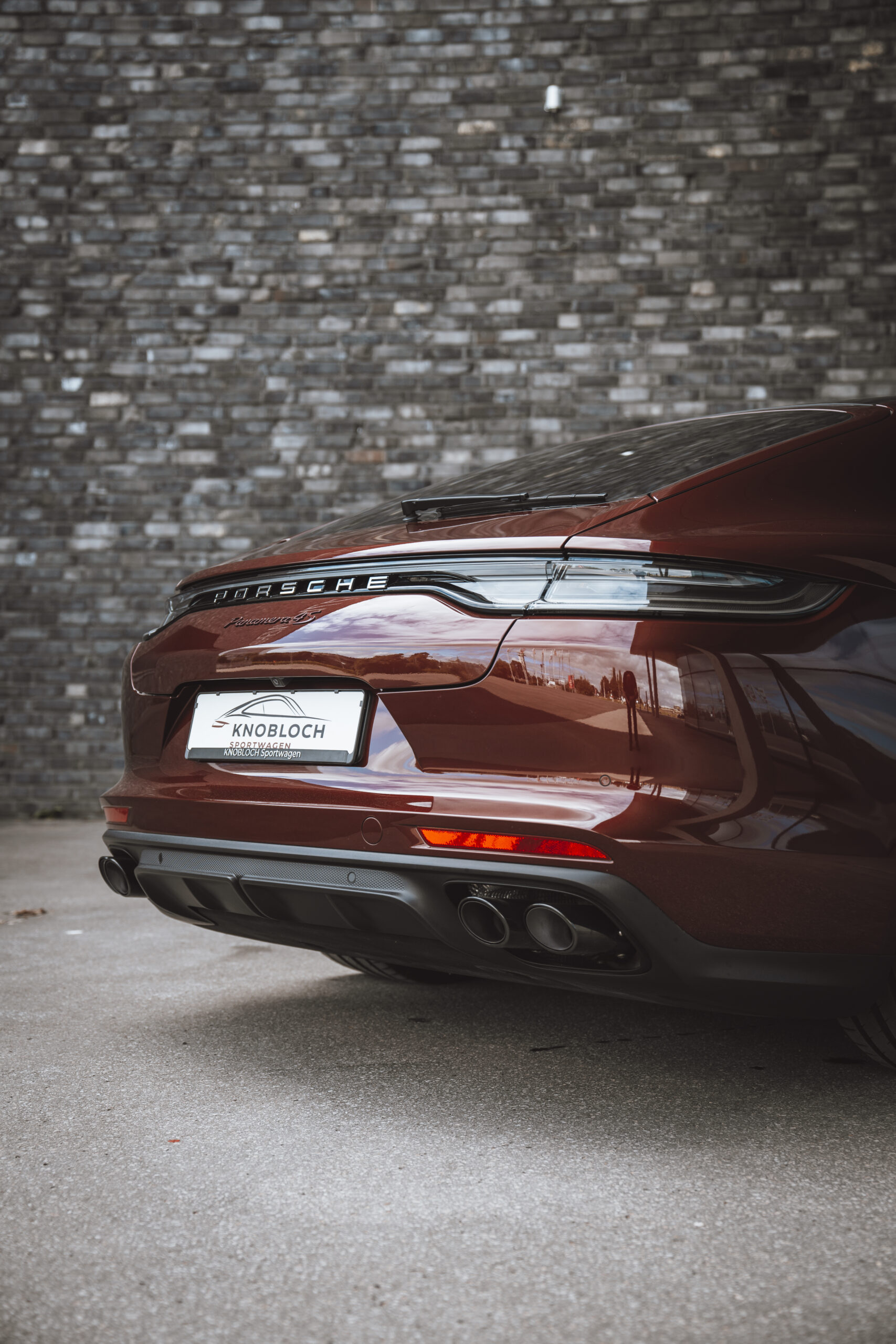 Heckansicht eines Porsche Panamera S in dunkelrot