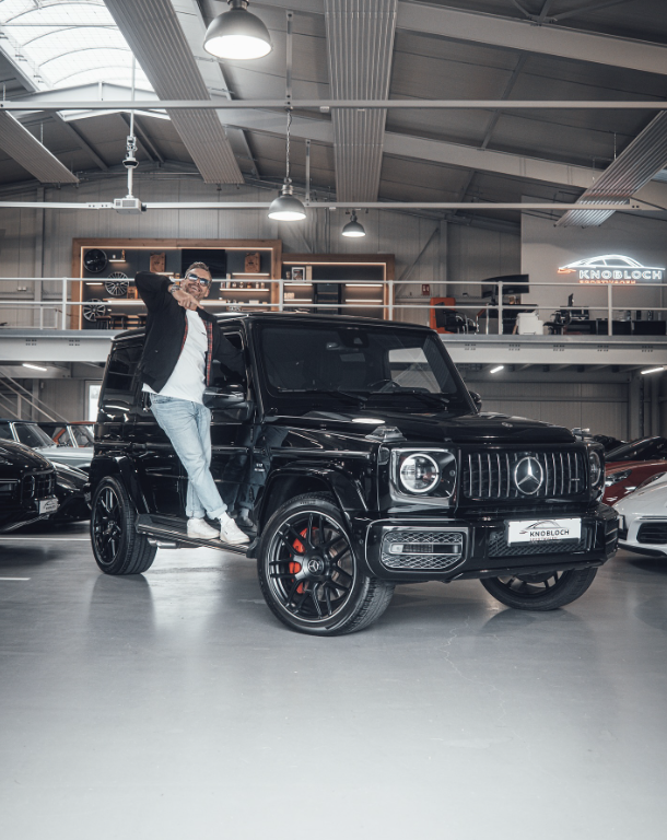 Sven Knobloch steht auf einem Mercedes G