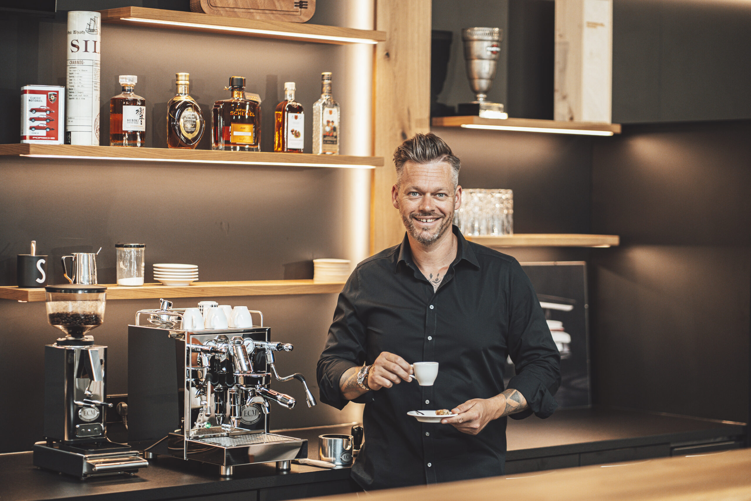 Sven Knobloch hält einen Espresso