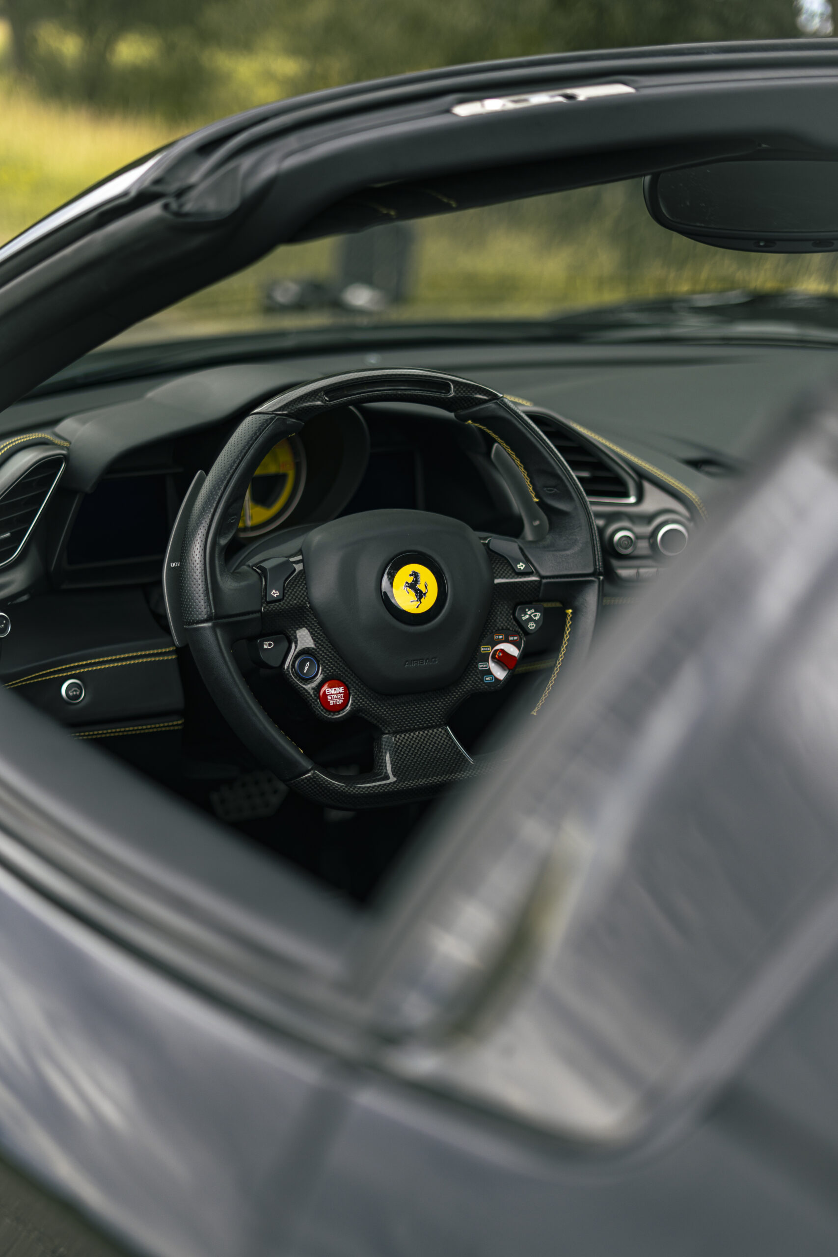 Innenansicht Lenkrad und Cockpit Ferrari Spider